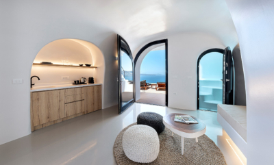 Indulge in a Dreamlike Stay: Oia's Luxury Villas